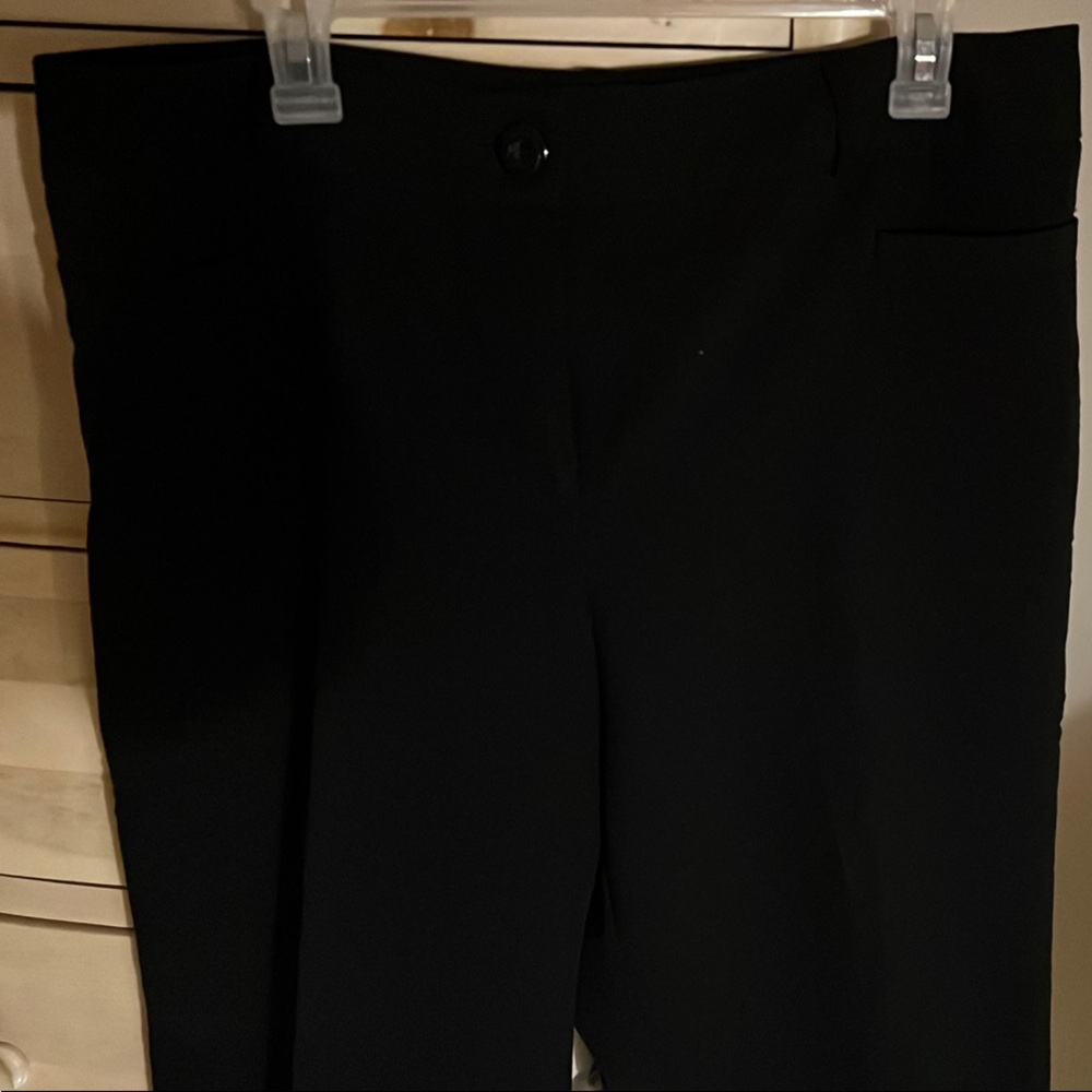 Classic Black stretchy capris pant with pockets and zipper front. - Picture 4 of 4